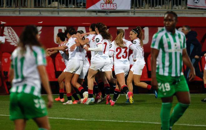 Las jugadoras del Sevilla celebran uno de los goles ante el Betis (foto: Kiko Hurtado).