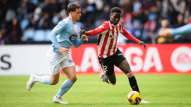 El carrilero Adama Boiro progresa ante el Celta en Balaídos; su fallo empañaba un partido más que correcto del de Dakar (Foto: Athletic Club).