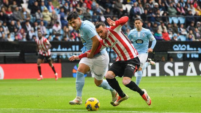 Alex Berenguer pelea ante el RC Celta de Vigo este domingo en Balaídos (Foto: Athletic Club).