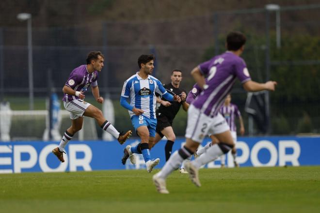 Adrián Verde dispara ante Alfaro en Abegondo (Foto: Real Valladolid).