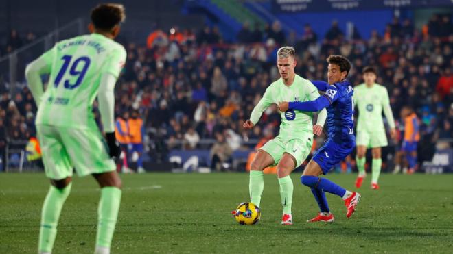 Dani Olmo y Luis Milla durante el Getafe - Barça (Foto: Europa Press)