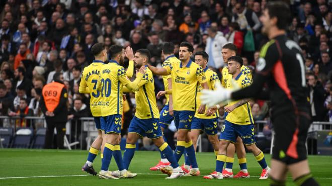 Los jugadores de Las Palmas celebran el 0-1 en el Bernabéu (Foto: EFE)