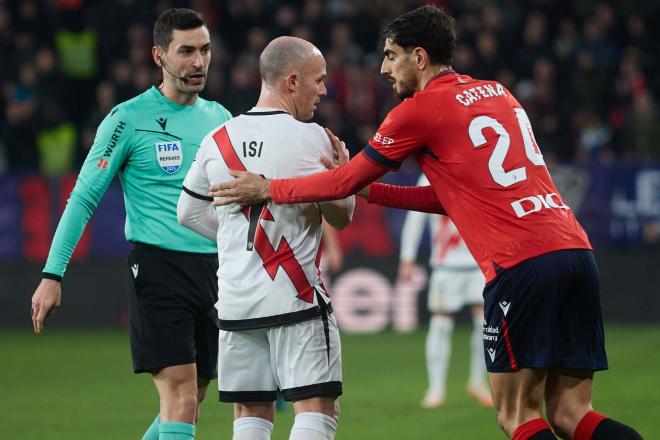 Isi Palazón y Catena, en una jugada del Osasuna-Rayo Vallecano (FOTO: Cordón Press).