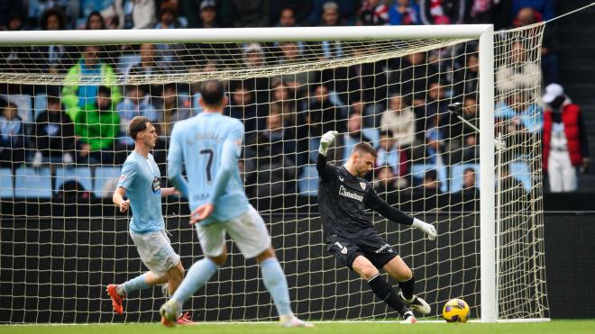 Toque de Unai Simón con la zurda ante el RC Celta en Balaídos (Foto: Athletic Club).