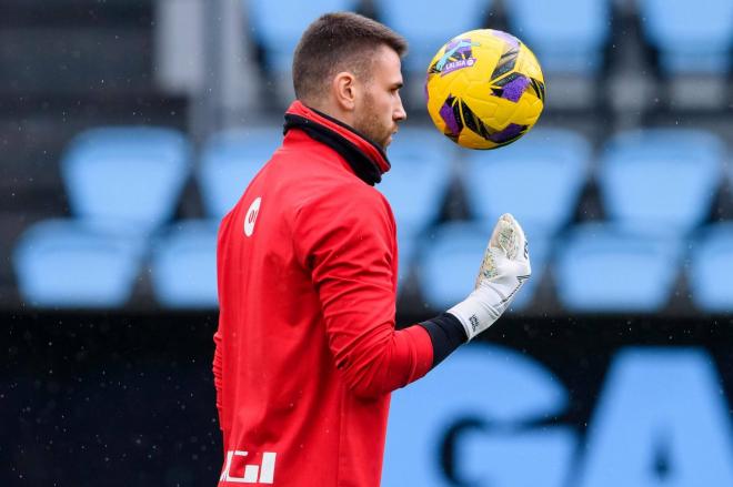 El guardameta Unai Simón calentaba para jugar este domingo ante el RC Celta en Balaídos (Foto: Athletic Club).