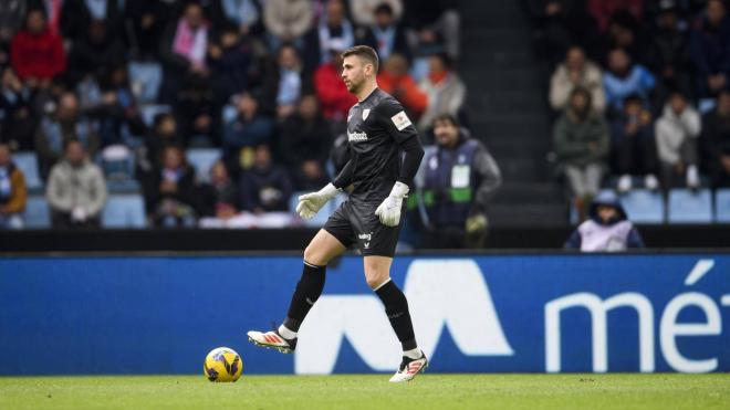 El portero Unai Simón la juega con el pie en la victoria ante el RC Celta en Balaídos (Foto: Athletic Club).