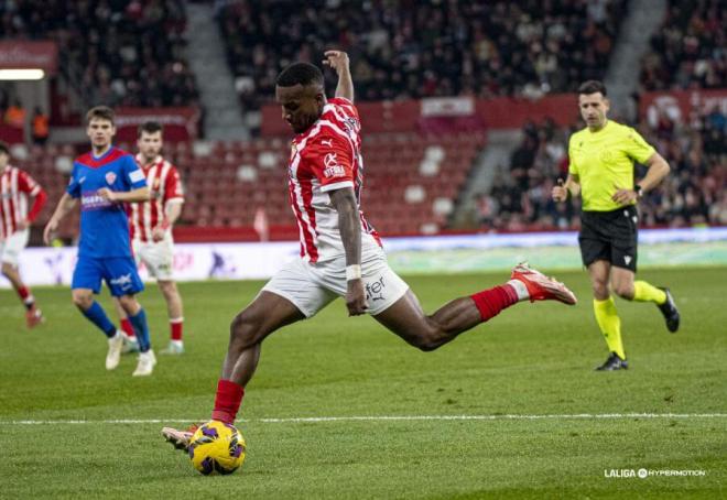 Juan Otero dispara en el Sporting-Elche (Foto: LALIGA).