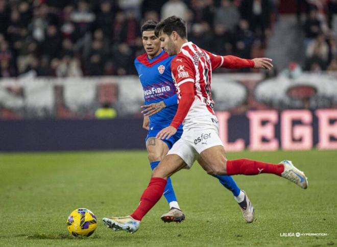 Róber Pier busca un pase en el Sporting-Elche (Foto: LALIGA).