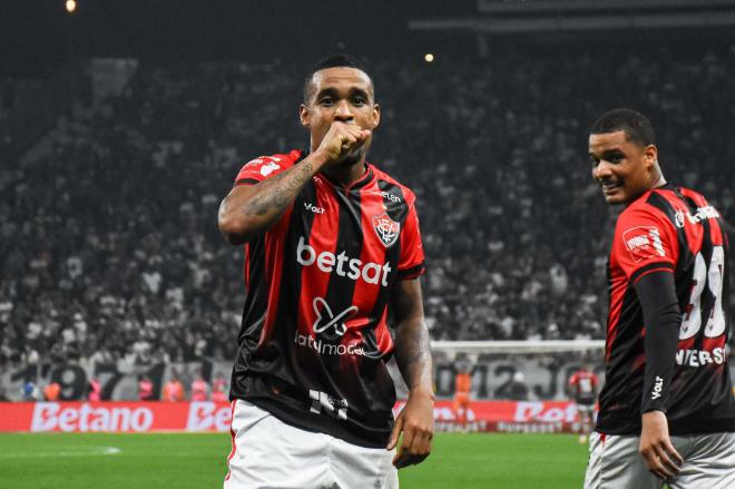 Alerrandro celebra un gol con el EC Vitoria (Foto: Cordon Press).