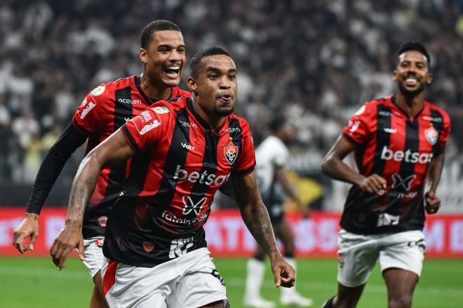 Alerrandro celebra un gol con el EC Vitoria (Foto: Cordon Press).