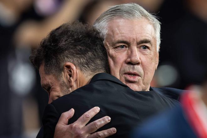 Simeone y Carlo Ancelotti se abrazan (Cordon Press)