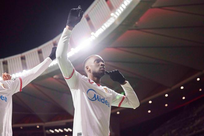 Dodi Lukebakio, celebrando su gol en el Metropolitano (Foto: Cordon Press).