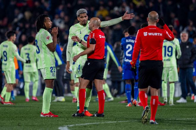 Araujo y Koundé protestan en el Getafe - Barcelona (Cordon Press)