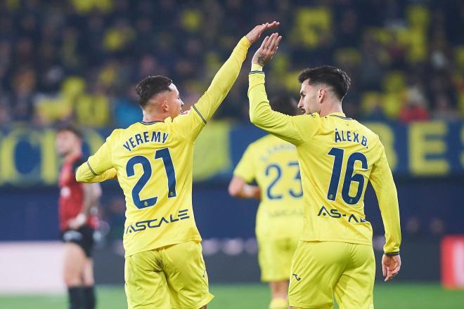 Yeremy Pino y Álex Baena celebran un gol en el Villarreal-Mallorca (Foto: LaLiga).