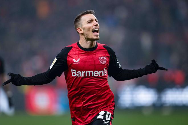 Alejandro Grimaldo celebrando un gol con el Bayer Leverkusen (Cordon Press)