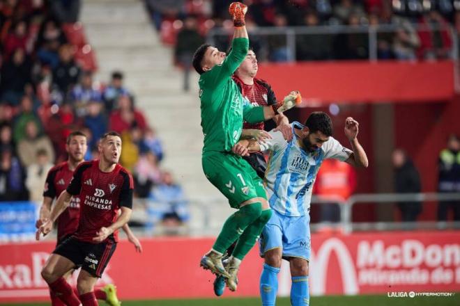 Herrero sale de puños en Anduva. (Foto: LALIGA)