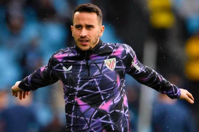 Alex Berenguer calienta para medirse al Celta en Balaídos (Foto: Athletic Club).