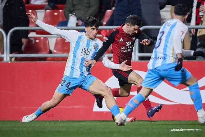 Lobete pugna con Julio Alonso en el Mirandés - Málaga. (Foto: LALIGA)