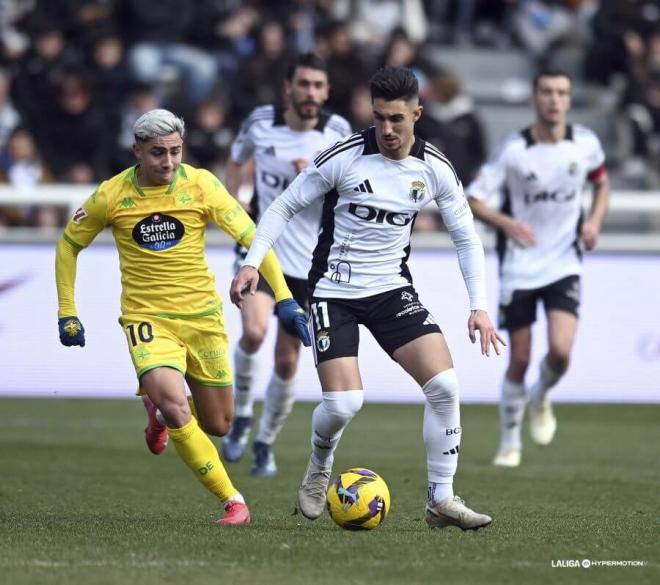 Yeremay Hernández persigue a Álex Sancris en el Burgos-Deportivo (Foto: LALIGA).