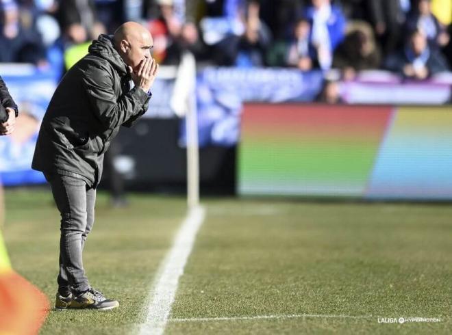 Óscar Gilsanz da instrucciones durante el Burgos-Deportivo (Foto: LALIGA).