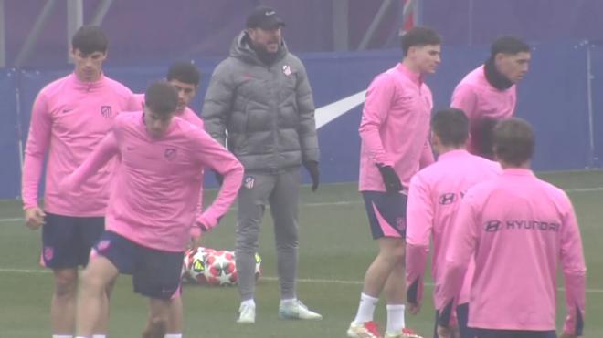 Simeone y sus jugadores en el entrenamiento (ElDesmarque)