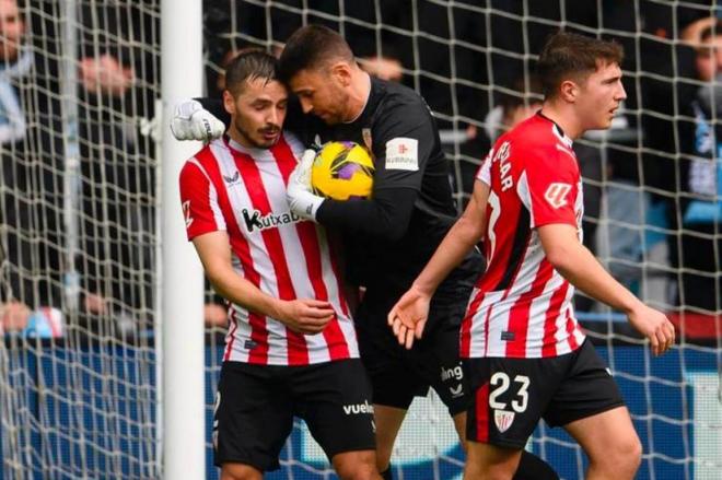 Andoni Gorosabel y Unai Simón se felicitan tras una acertada jugada defensiva ante el Celta en Balaídos (Foto: Athletic Club).