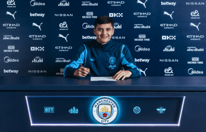 Khusanov ficha por el Manchester City.