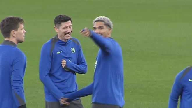 Araújo y Lewandowski se ríen en el Estádio da Luz