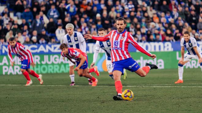 Antoine Griezmann lanza un penalti con el Atlético de Madrid (Cordon Press)