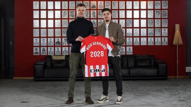 Jon Uriarte y Nico Serrano posan tras sellarse la renovación del delantero navarro (Foto: Athletic Club).