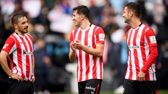 Andoni Gorosabel y Dani Vivian celebran con Guruzeta la victoria ante el Celta en Balaídos (Foto: Athletic Club).