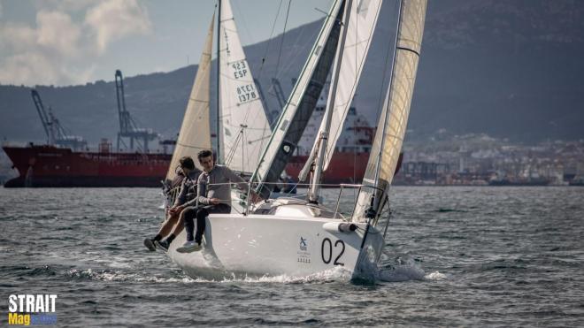 El Circuito Alcaidesa Marina de J/80 por la Bahía de Cádiz. Foto: Dani Uriarte, Strait Magazine.