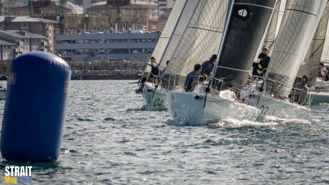 El Circuito Alcaidesa Marina de J/80 por la Bahía de Cádiz. Foto: Dani Uriarte, Strait Magazine.