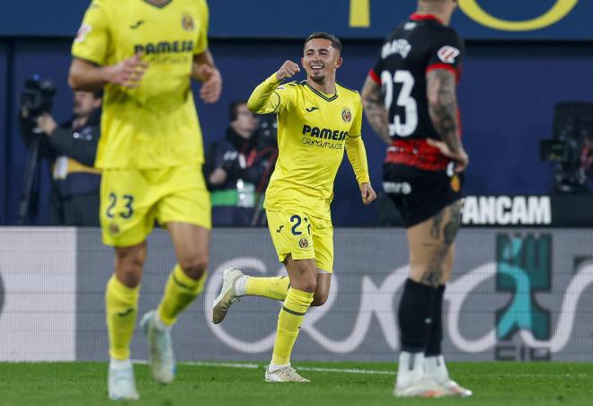 Yeremy Pino celebra un gol en el Villarreal-Mallorca (Foto: LaLiga).