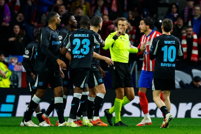 Giménez encarándose con los jugadores del Bayer Leverkusen (EFE)