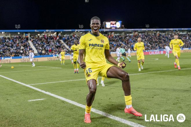 Thierno Barry celebra un gol con el Villarreal (Foto: LALIGA).