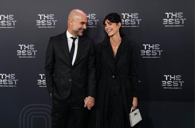 Pep Guardiola y su mujer Cristina Serra posando en la gala The Best (Cordon Press)