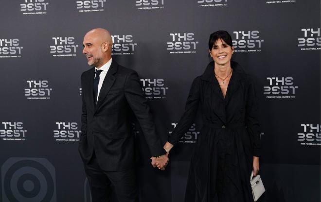 Pep Guardiola y su mujer Cristina Serra posando en la gala The Best (Cordon Press)