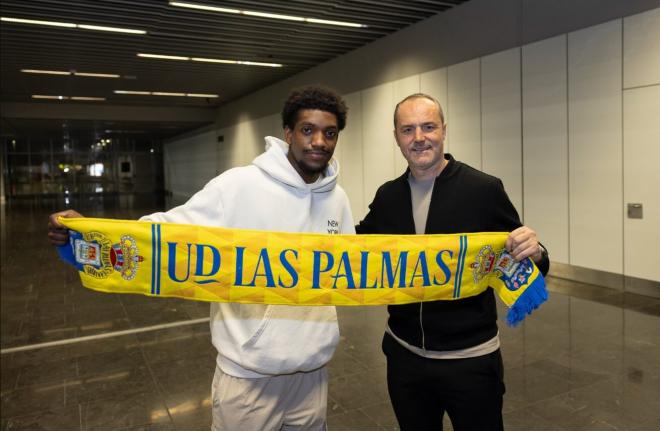 Andy Pelmard posa con Luis Helguera en el aeropuerto de Las Palmas tras su fichaje (Foto: UDLP).