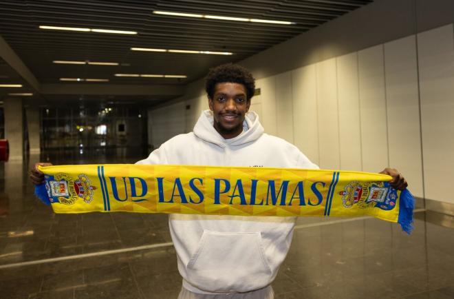 Andy Pelmard llega al aeropuerto de Las Palmas tras su fichaje (Foto: UDLP).