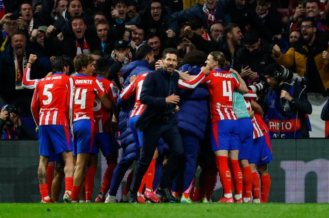 Simeone celebra el gol de Julián Álvarez con su plantilla (EFE)