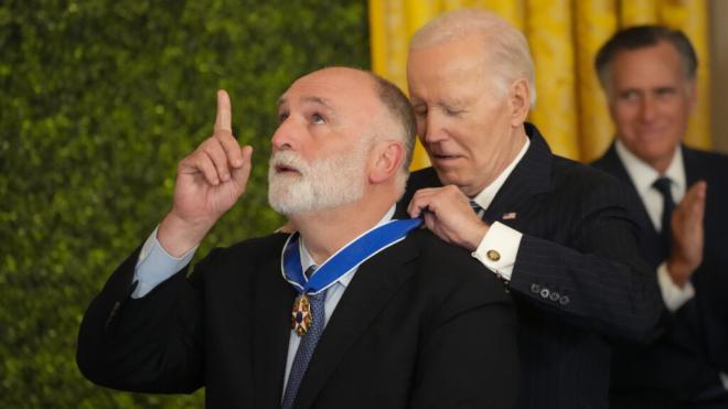 Joe Biden otorgando la Medalla Presidencial de la Libertad al chef español José Andrés (Foto: Co