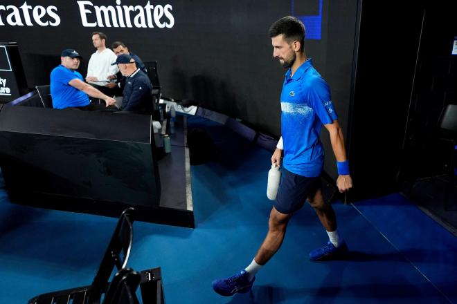 Novak Djokovic volviendo de vestuarios tras su lesión (Cordon Press)