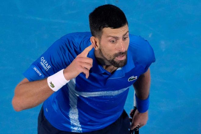 Novak Djokovic imita el gesto de Carlos Alcaraz (Cordon Press)