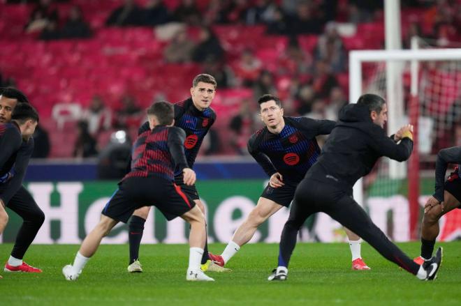 Gavi y Lewandowski, en el calentamiento previo al Benfica-Barcelona (FOTO: Cordón Press).