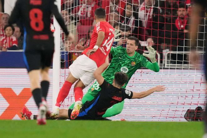 Szczesny, en una jugada del Benfica-Barcelona (FOTO: Cordón Press).