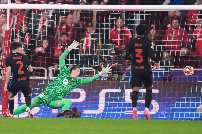 Szczesny, en una jugada del Benfica-Barcelona (FOTO: Cordón Press).