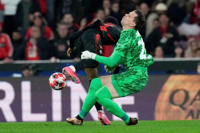 Choque entre Szczesny y Balde en el Benfica-Barcelona (FOTO: Cordón Press).