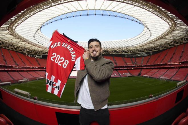 Nico Serrano posa con la camiseta del Athletic en San Mamés tras renovar (Foto: Ath).