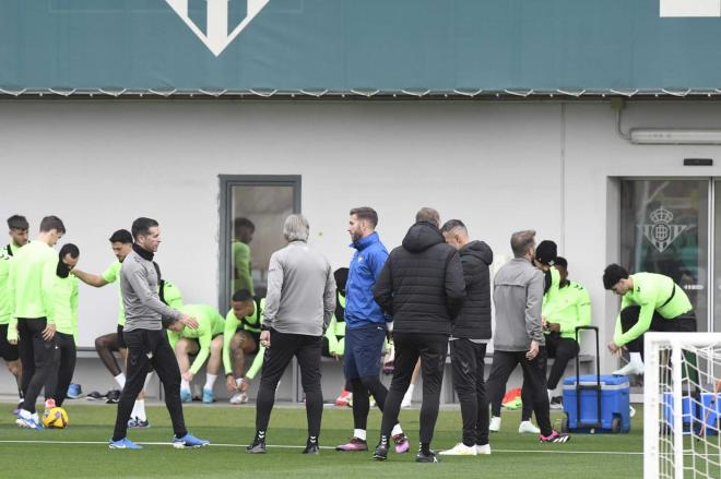 La charla de Manuel Pellegrini con Adrián San Miguel (Foto: Kiko Hurtado).